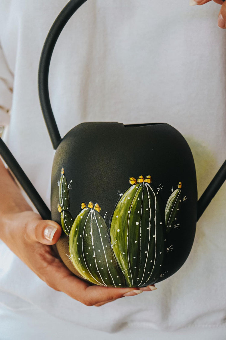 arrosoir en métal noir design cactus