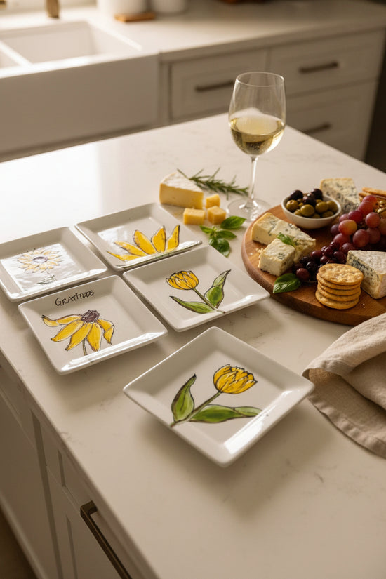 Assiette carrée design fleur capucine jaune Pero