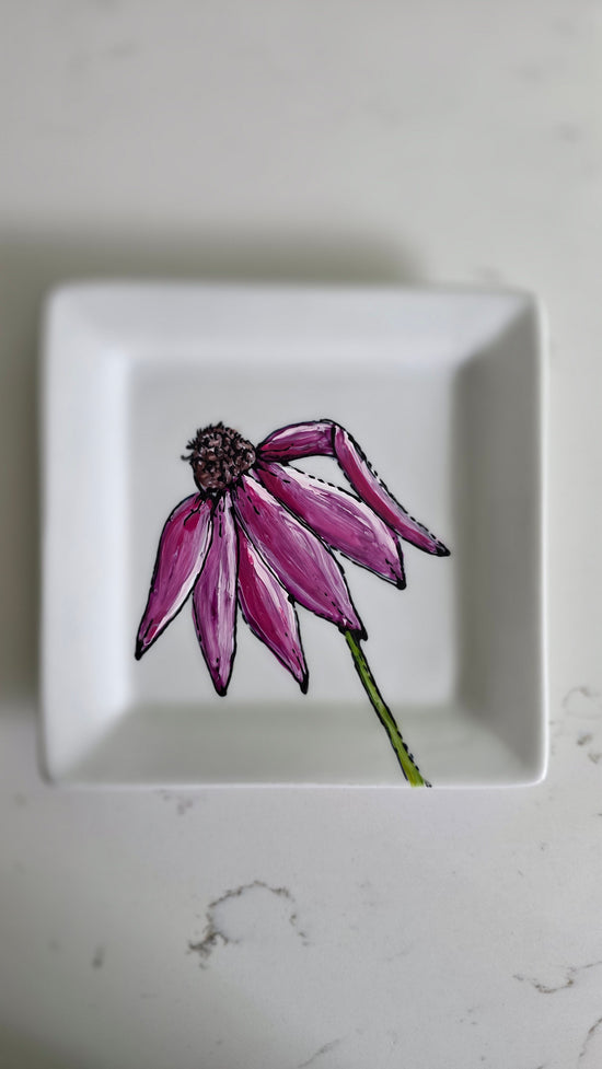 Assiette carrée design fleur mauve échinacé