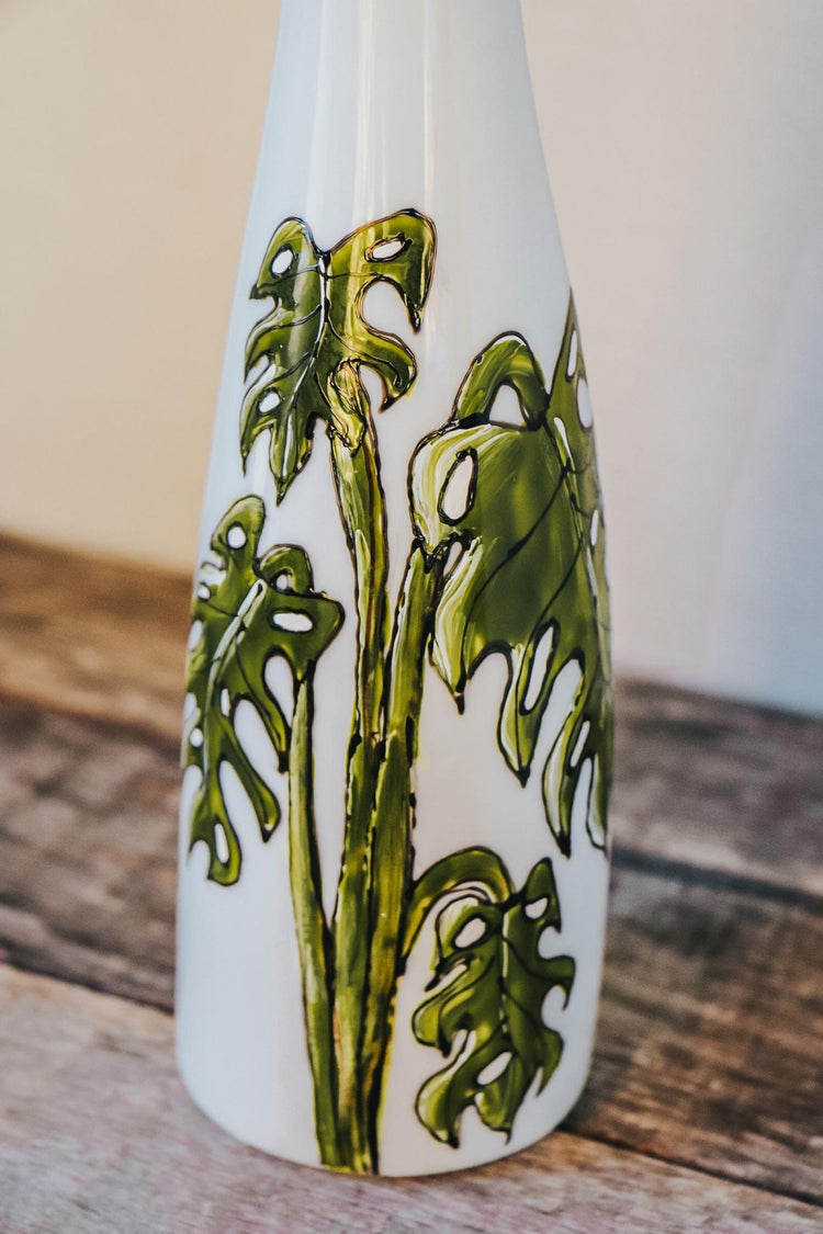 Monstera peint à la main par Pero sur bouteille