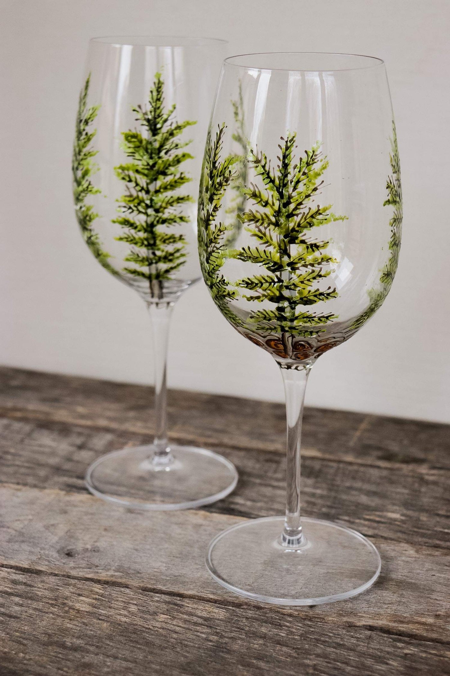2 verres peints au design boréal créé par Pero