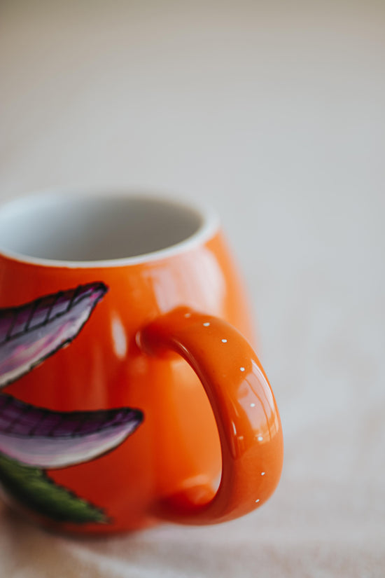 Tasse en grès orange design fleur mauve Pero
