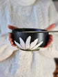 Bol à soupe noir avec baguette en acier, fleur blanche