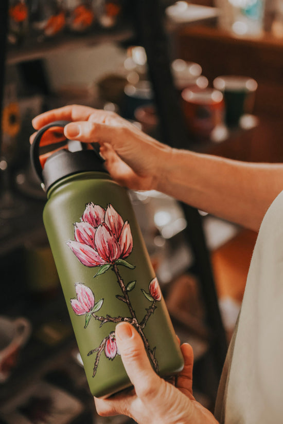 Gourde d'eau 32 oz isolante verte, design peint à la main fleur magnolia printanier