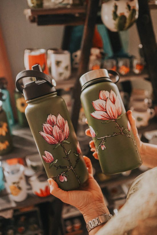 Gourde d'eau 32 oz isolante verte, design peint à la main fleur magnolia printanier