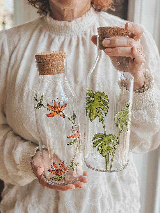 Carafe d'eau en verre design plante monstera