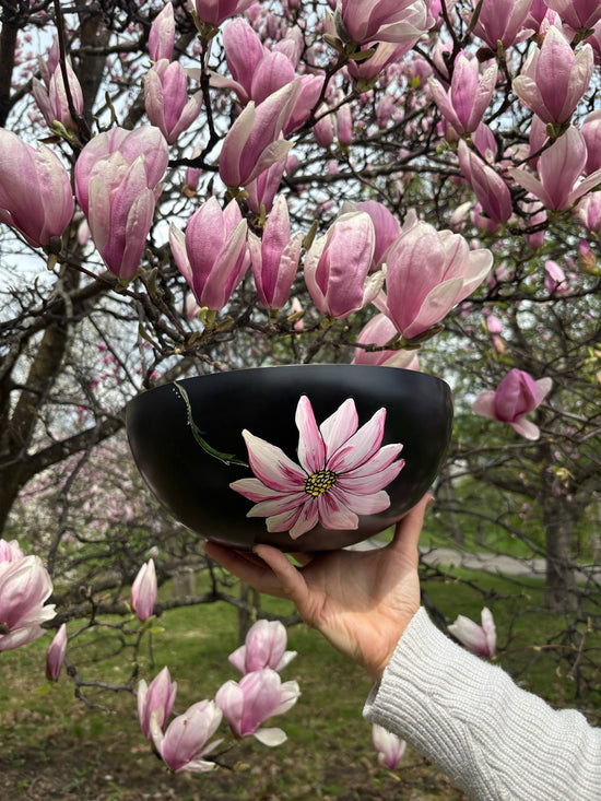 Bol à salade en acier noir design peint à la main fleur magnolia par Pero
