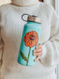 Idée cadeau Gourde d'eau 32 oz isolante turquoise design peint a la main d'une fleur zinia signée Pero