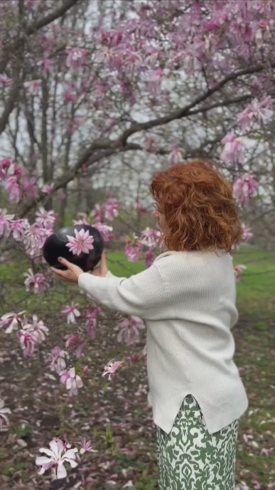 Bol à salade en acier noir design peint à la main fleur magnolia par Pero