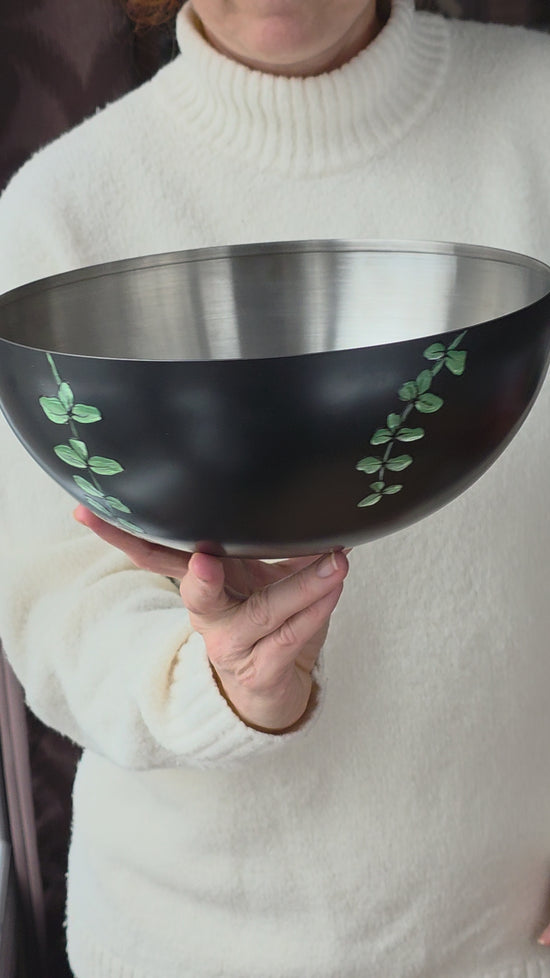 Bol à salade en acier noir design peint à la main eucalyptus par Pero