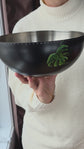Bol à salade en acier noir design peint à la main plante monstera par Pero