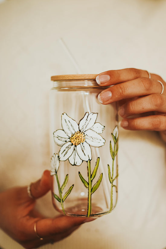 White cosmos design glass can with lid and straw