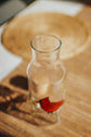 Carafe d'eau en verre design oiseau cardinal | art de la table