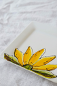 Assiette carrée design fleur en jaune signature Pero