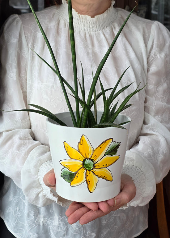 Cache-pot blanc design fleur jaune Pero