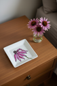 Assiette carrée design fleur mauve rudbeckie)
