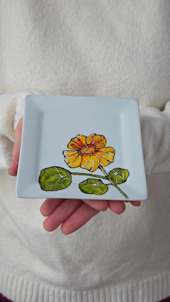 Assiette carrée design fleur capucine jaune Pero