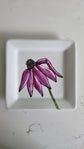 Assiette carrée design fleur mauve rudbeckie)