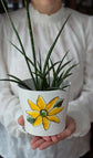 Cache-pot blanc design fleur jaune Pero