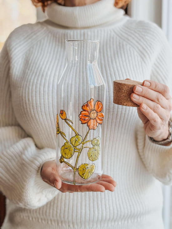 Carafe d'eau en verre design fleur de capucine