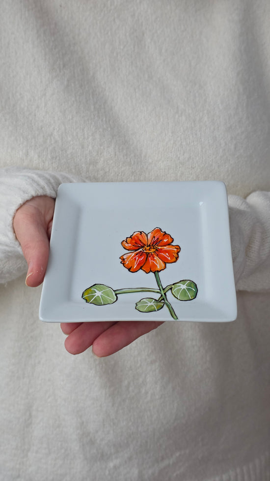 Assiette carrée design fleur capucine jaune Pero