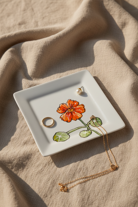 Assiette carrée design fleur capucine orange Pero