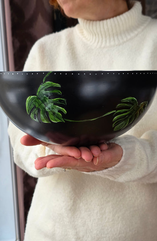 Bol à salade en acier noir design peint à la main plante monstera par Pero