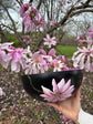 Bol à salade en acier noir design peint à la main fleur magnolia par Pero
