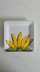 Assiette carrée design fleur en jaune signature Pero