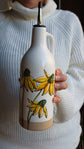 Bouteille en grès pour huile ou vinaigre peinte à la main design fleur rudbeckie jaune