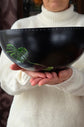 Bol à salade en acier noir design peint à la main plante monstera par Pero