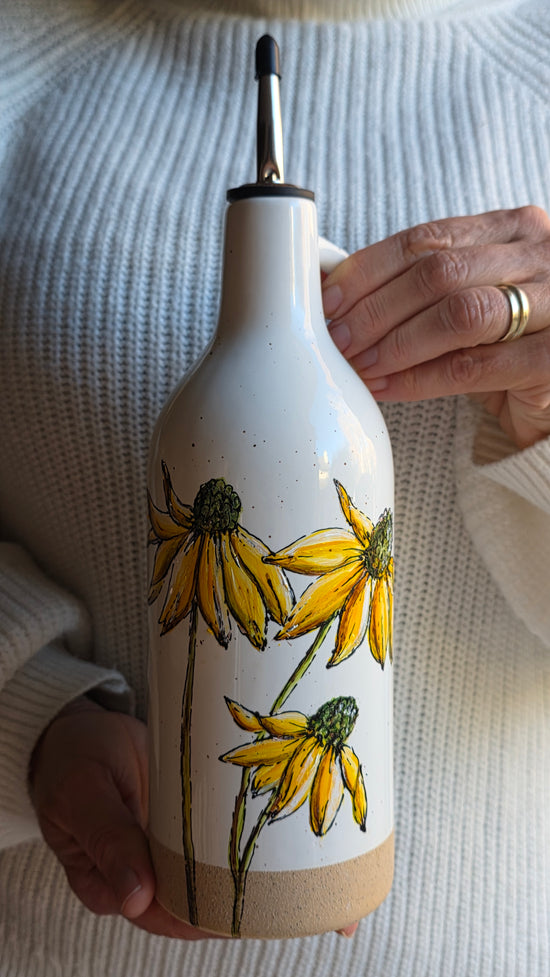 Bouteille en grès pour huile ou vinaigre peinte à la main design fleur rudbeckie jaune