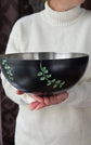 Bol à salade en acier noir design peint à la main eucalyptus par Pero