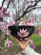 Bol à salade en acier noir design peint à la main fleur magnolia par Pero