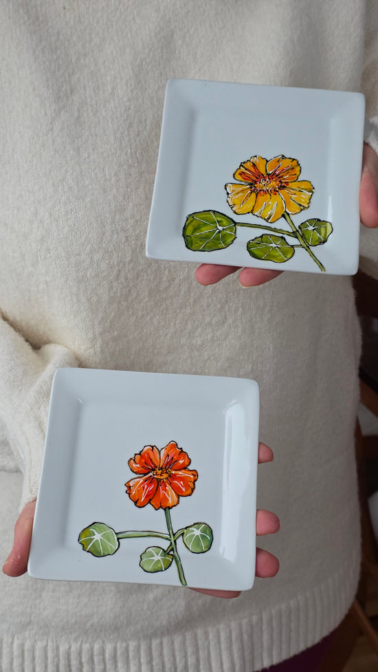 Assiette carrée design fleur capucine orange Pero