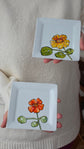 Assiette carrée design fleur capucine orange Pero