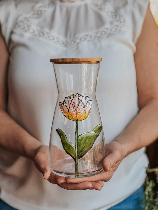 Petite carafe d'eau en verre design tulipe peinte à la main par Pero