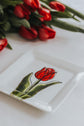 Assiette carrée design tulipe rouge