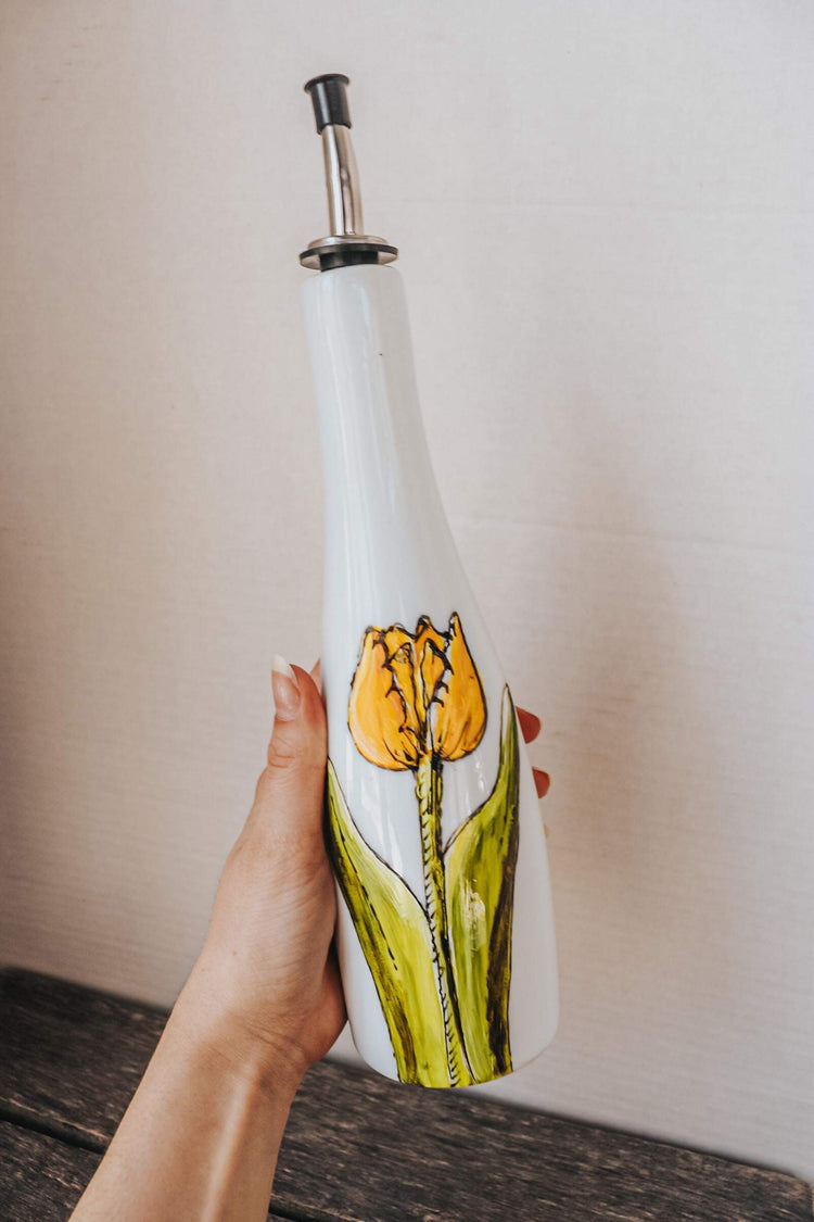 idée cadeau tulipe peinte sur une bouteille pour huile 