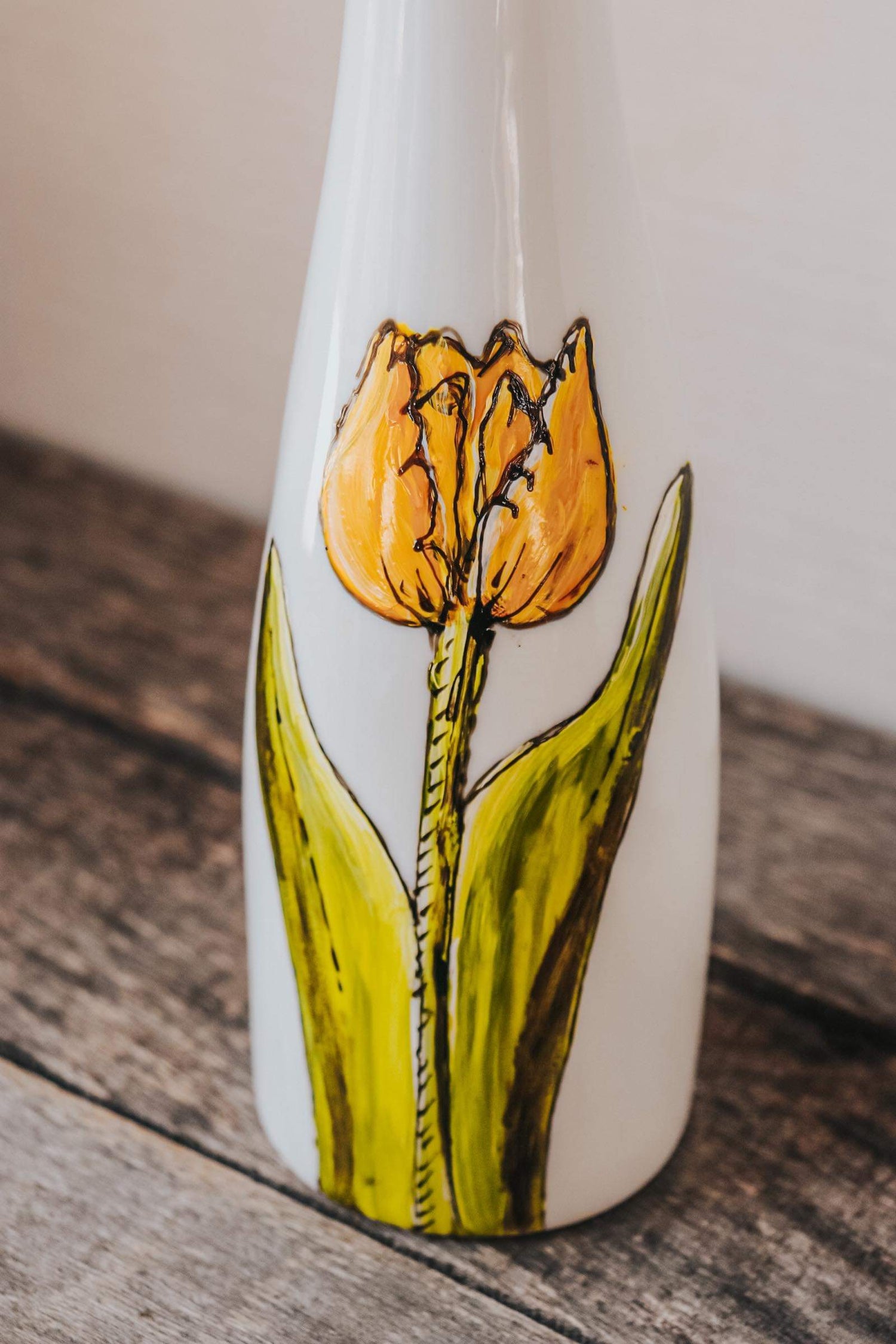 tulipe jaune peinte sur un huilier par Pero