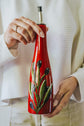 Bouteille rouge d'huile ou vinaigre peinte à la main design olives kalamata