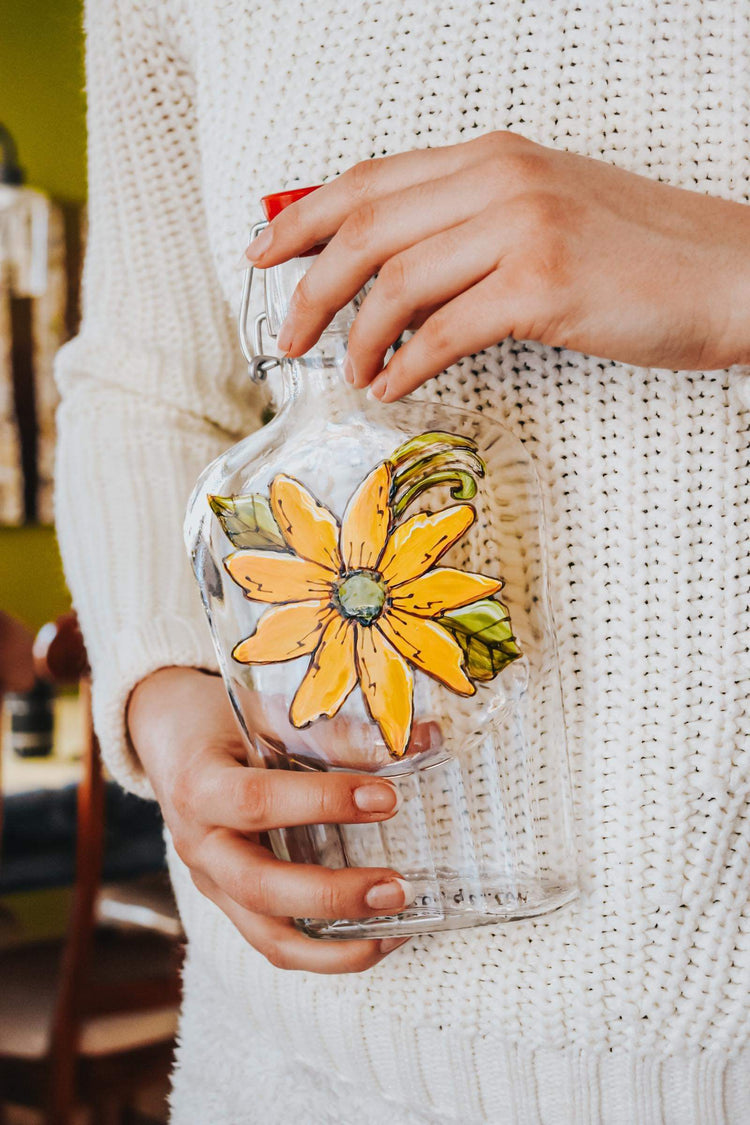 Bouteille en verre recyclé design fleur jaune peint à la main par Pero 