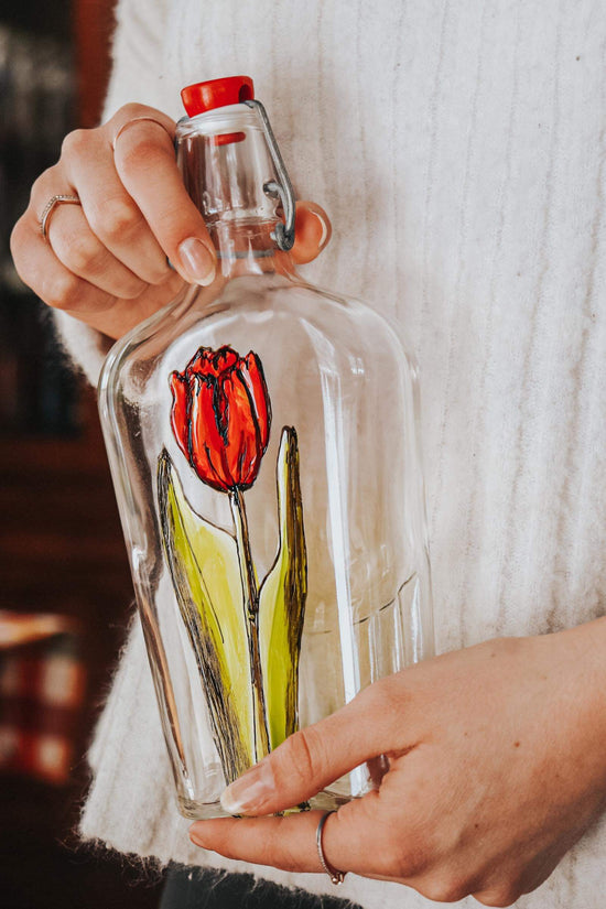 bouteille en verre recyclée design tulipe rouge