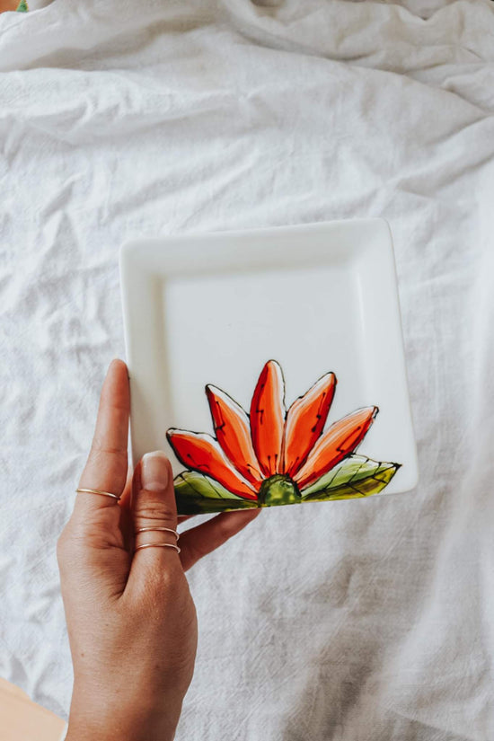 Assiette carrée design fleur signature Pero