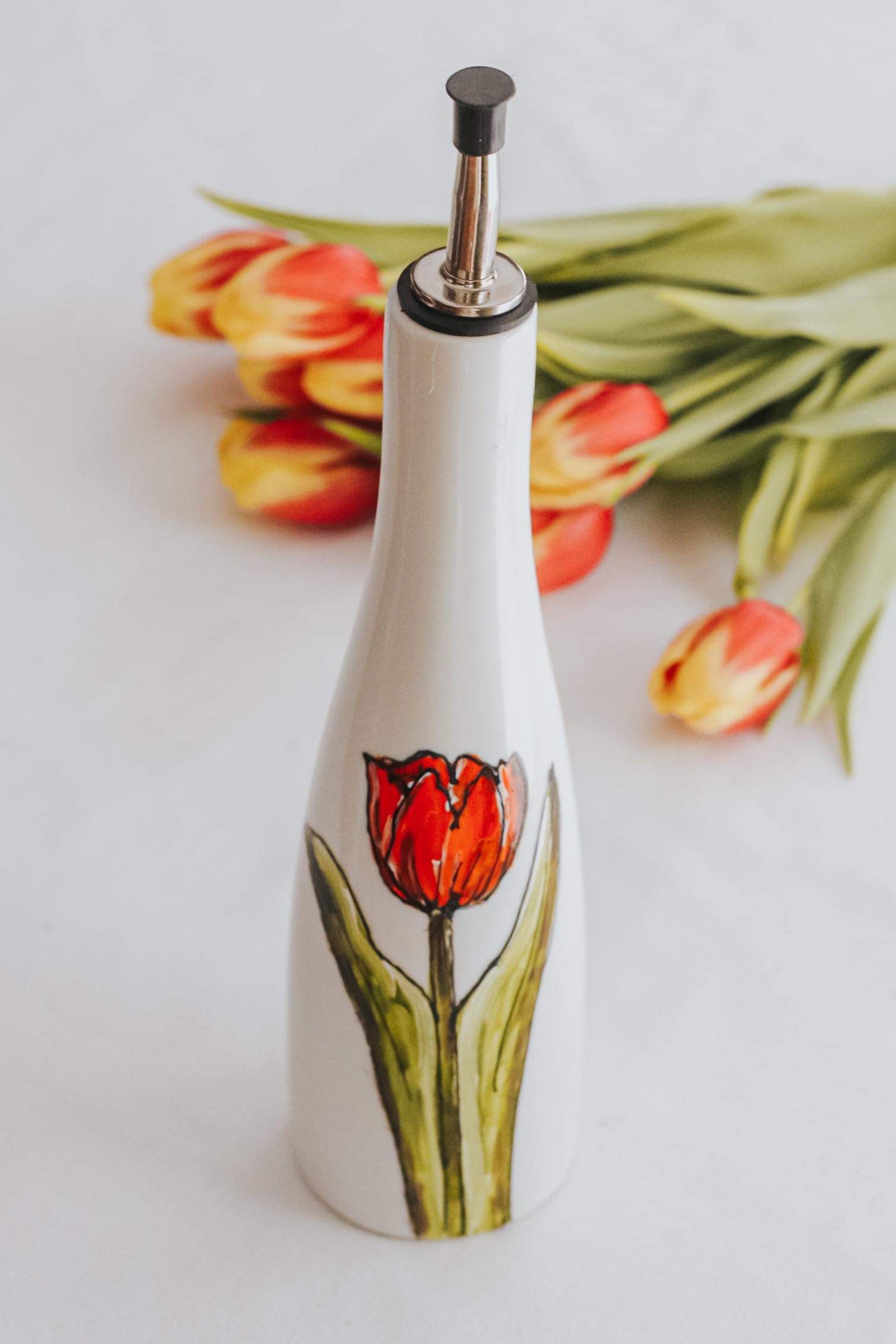 Bouteille pour huile ou vinaigre dessin tulipe peint par Pero