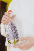 Bouteille en verre recyclé pour sirop d'érable design lilas peint Pero