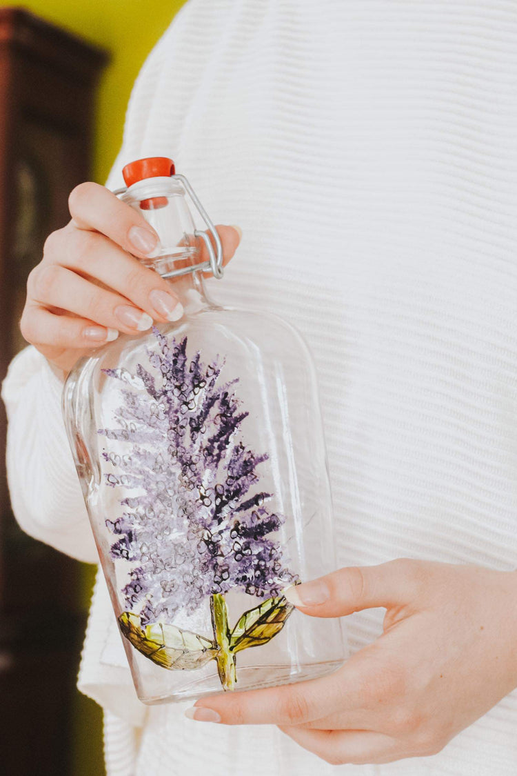 Bouteille en verre recyclé pour sirop d'érable design lilas peint Pero
