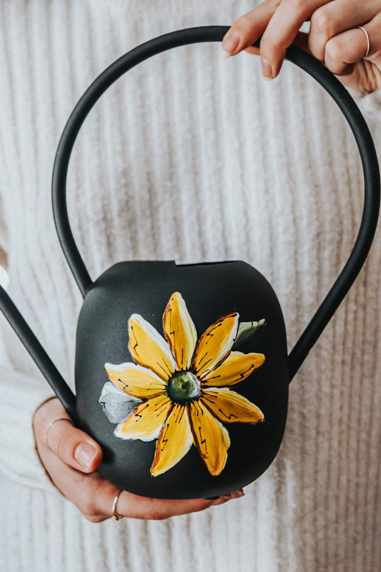 arrosoir noir fleur jaune peinte à la main par Pero