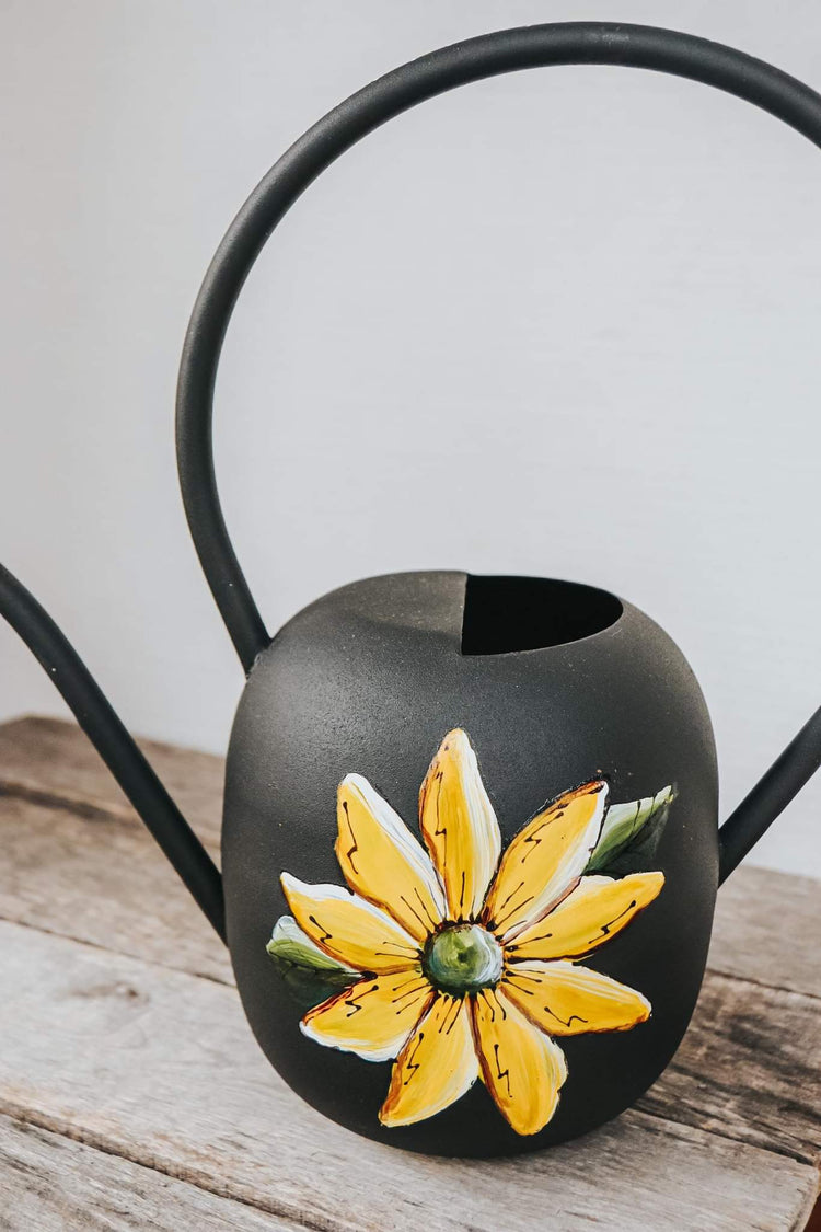 arrosoir design fleur jaune peinte par Pero