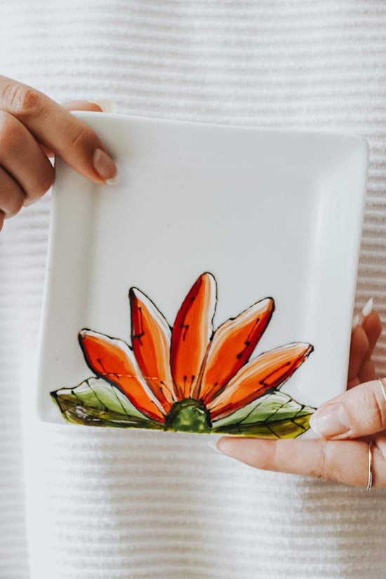 Assiette carrée design fleur signature Pero